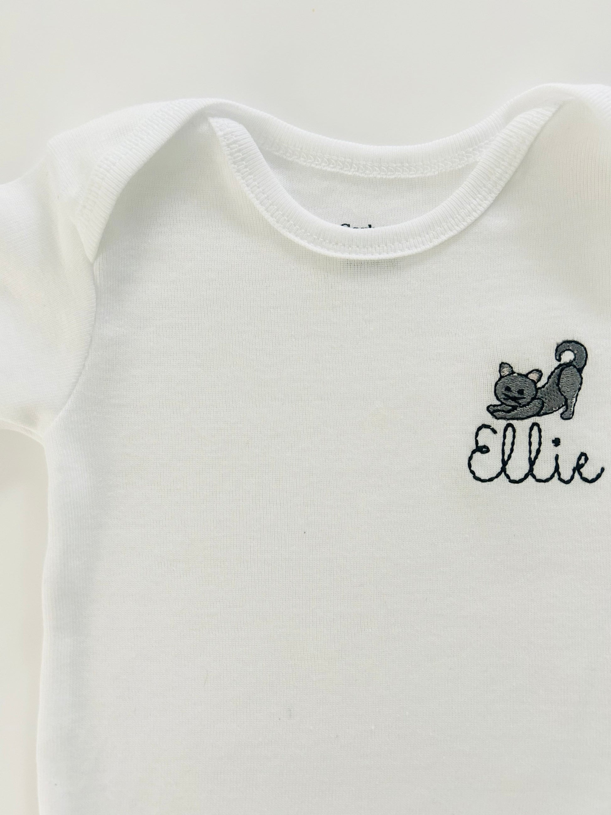 Personalized Embroidered cat baby bodysuit, cat bodysuit, personalized baby bodysuit, baby name bodysuit, cat baby outfit, gift for baby